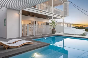 Luxury outdoor entertaining area with custom swimming pool, architectural screens and alfresco BBQ area completed by Dirsell Constructions in Holland Park West, Brisbane.